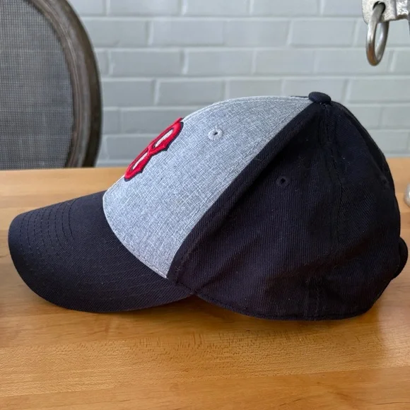 Boston Red Sox MLB NWOT Gray and Black Adjustable Cap w Red B - Picture 2 of 11